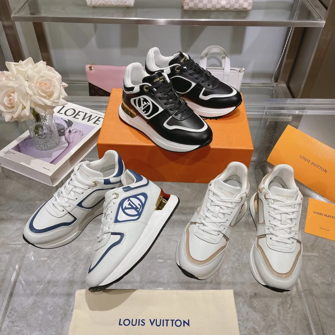 [L Family] P: 760💰Size 35-42 for women, 39-46 for men, (41.42 for women, 45.46 for men, customized) .LV Donkey Brand 🔥🔥LOUIS VUITTON Louis Vuitton's official website synchronizes the 2025 autumn and winter couple's models, which are now on the market, this Neo Run Away sneakers are inspired by running shoes, integrating LV's iconic must-have shoes into the trend. This version is a 1:1 replica of the original version. It is made of two-tone calfskin to highlight its simple lines and unique wedge outsole. Key details include the LV initials on the side and an engraved gold heel stabilizer on the back plus a 2cm hidden insole.